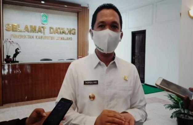 Foto: Bupati Lumajang Thoriqul Haq, saat diwawancarai awak media