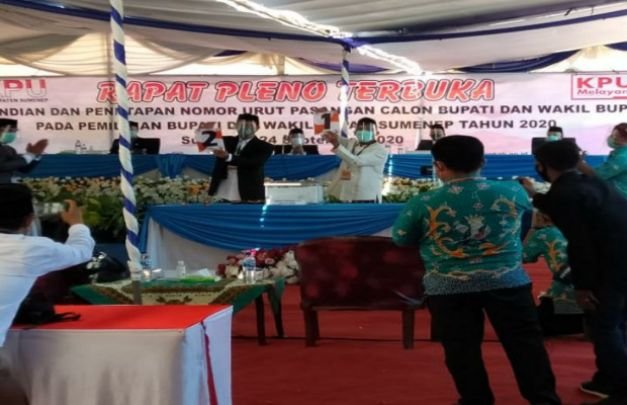 Foto: Kedua pasangan calon saat menunjukkan nomor urut
