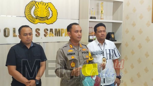 Kapolres Sampang AKBP Arman (tengah) saat konferensi pers di Mapolres Sampang 