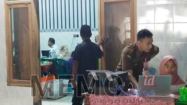 Foto: Tim dari Kejari Sampang saat memeriksa KPM di balai Desa Baruh Sampang