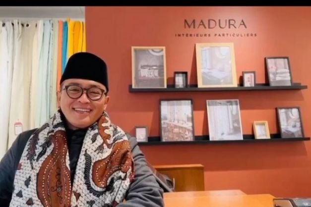 Foto : Bupati Pamekasan, Baddrut Tamam saat berada di toko brand Madura di Paris.