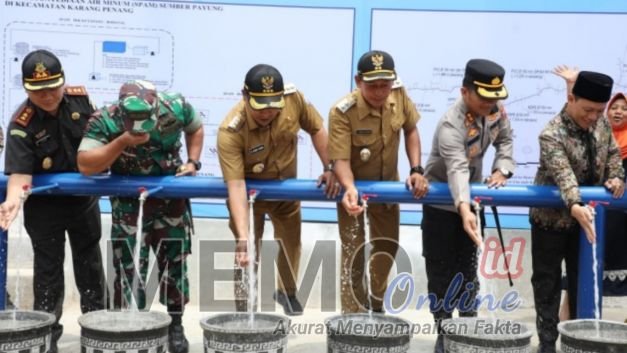 Bupati Sampang, H Slamet Junaidi bersama Forkopimda Kabupaten Sampang saat meresmikan SPAM Sumber Payung di Kecamatan Karang Penang 