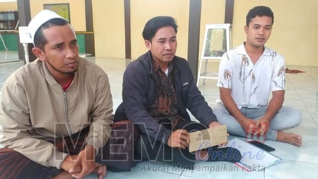 Foto : Farid (tengah) pengacara pelapor di Polres Sampang 