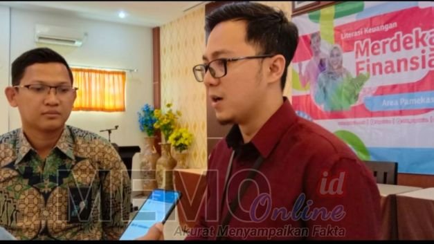 Foto : Eka Candra Hertiansah, kepala cabang Pegadaian Syariah Sampang (baju coklat) dan Angga Hariadi perwakilan OJK Jatim (baju merah)