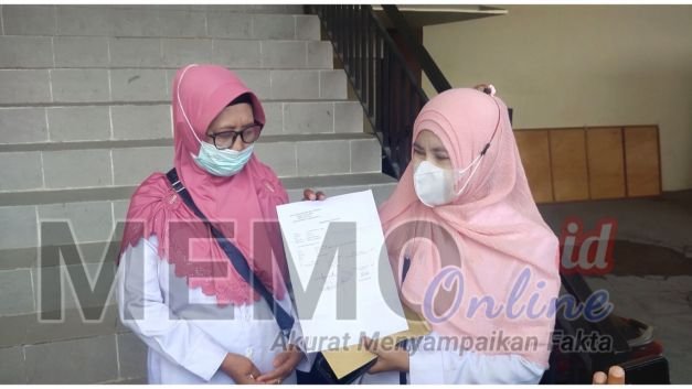Foto : Pelapor menunjukkan bukti laporannya di Mapolres Sampang 