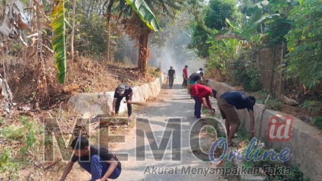Foto : Pemdes Kanjar Baksos bersama warga setempat 
