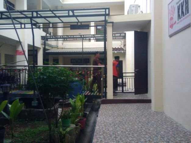 Foto : Terdakwa Oknum Kepsek memasuki ruang sidang PN Sampang 