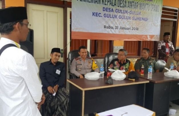 Foto : Kapolres Sumenep AKBP Fadillah Sulkarnaen dan Asisten I Setkab Sumenep Carto saat  saat menghadiri PAW Kades Guluk-guluk