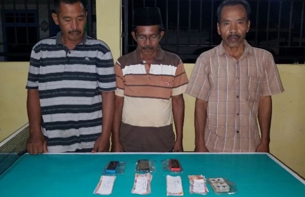 Foto: Para Tetsangka perjudian saat diamankan polosi