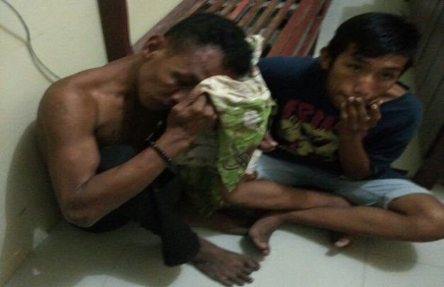 Foto Kedua Pencuri saat Diamankan Warga
