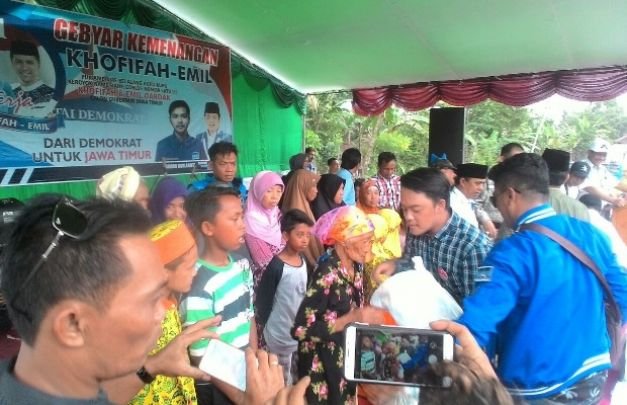 Foto: Danang artis DA 2 saat bagi-bagi santunan