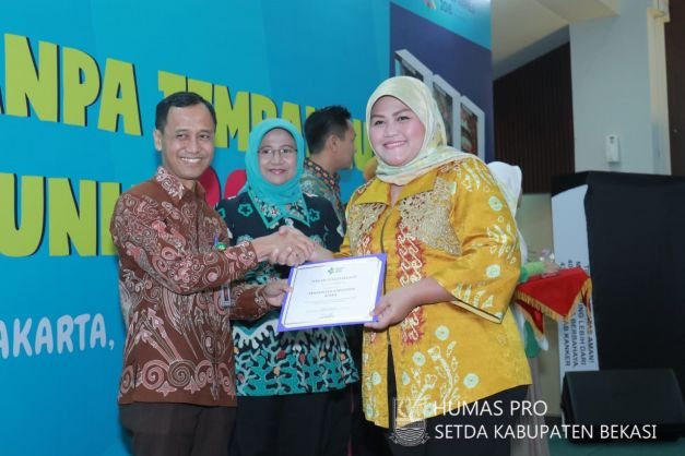 Bupati Bekasi Menerima Penghargaan Paskita Parahita Yang Diberikan Oleh Dirjen Pencegahan dan Pengendalian Penyakit Kemenkes RI, Anung Sugihantono, Kamis (31/5/2018).