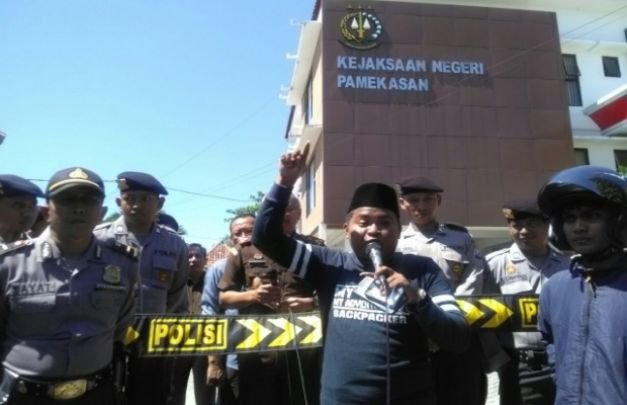 Alpart saat Aksi ke Kejari Pamekasan