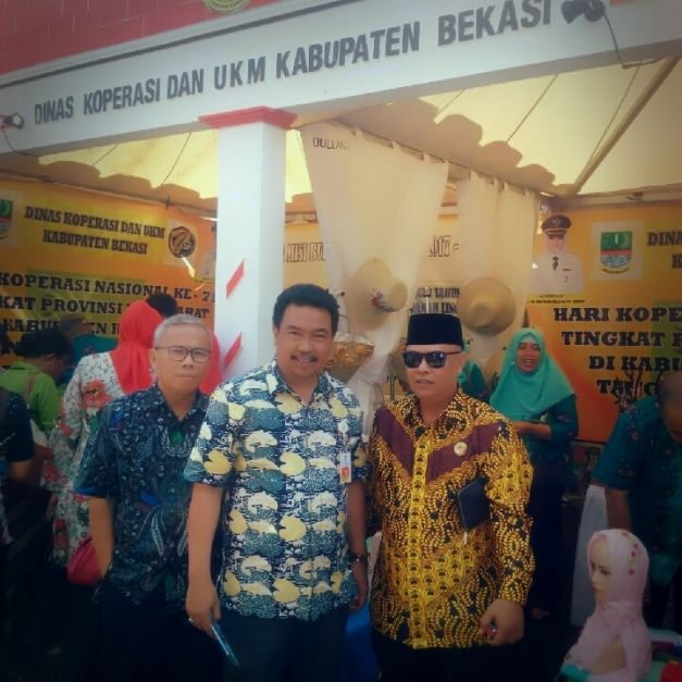 Ketua Dekopinda Kabupaten Bekasi Saat Berada Di Stand Dinas Koperasi dan UMKM Kabupaten Bekasi