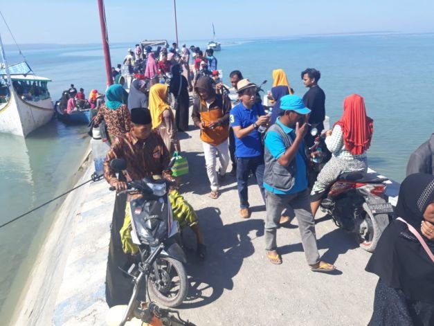 Foto: Ketua BM PAN Sumenep, Hairul Anwar usai turun dari kapal di pelabuhan Banbaru