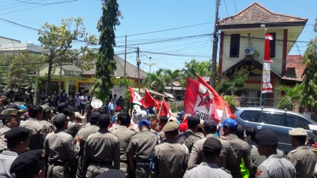 Foto: Ketika Puluhan Peserta Aksi Melakukan Orasi Didepan Kartor Bupati Sumenep