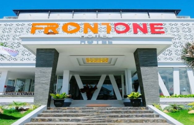 Foto : Tampak Depan Hotel Front One
