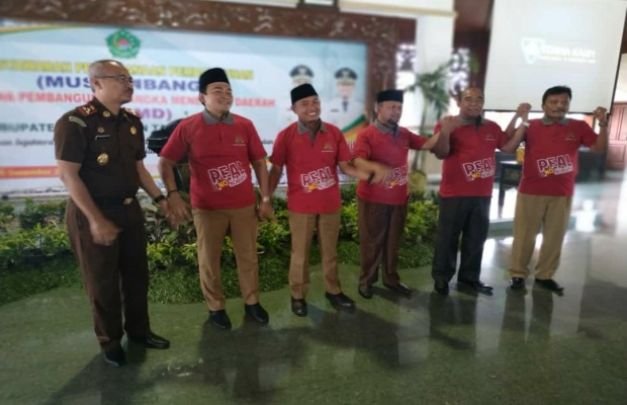 Foto : Fito Bersama Kajari, Bupati, Wabup dan Ketua DPRD Pamekasan di Pendopo Agung Ronggosukowati Pamekasan