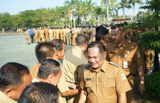 Foto:  Plt. Bupati Bekasi saat Sidak Pelayanan Hari Pertama Masuk Kerja