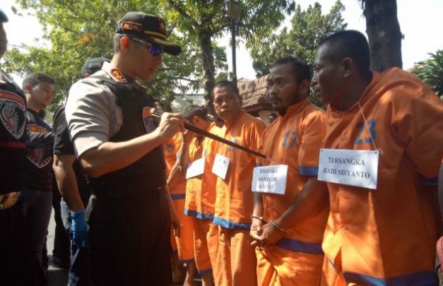 Foto: Ke enam tersangka diintrogasi langsung oleh Kapolres Lumajang