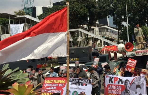 Foto: Sejumlah mahasiswa saat demo kantor kpk