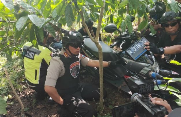 Foto: Barang bukti yang ditemukan di kebun kopi, dibelakang rumah 'SG'