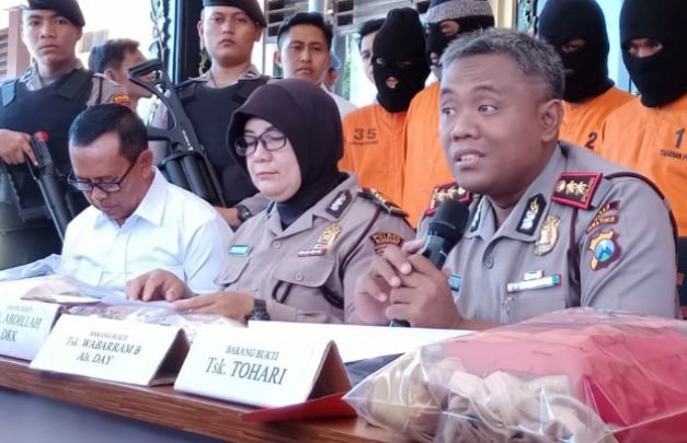Foto: Kapolres dan Kasubag Humas Polres saat menggelar jumpa pers dengan wartawan 
