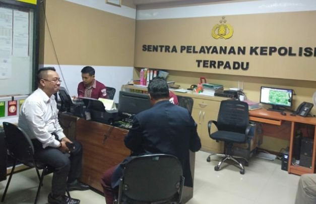 Foto: Basuki Rahmad (berbaju putih) saat berada di ruang KSPKT Polres Lumajang