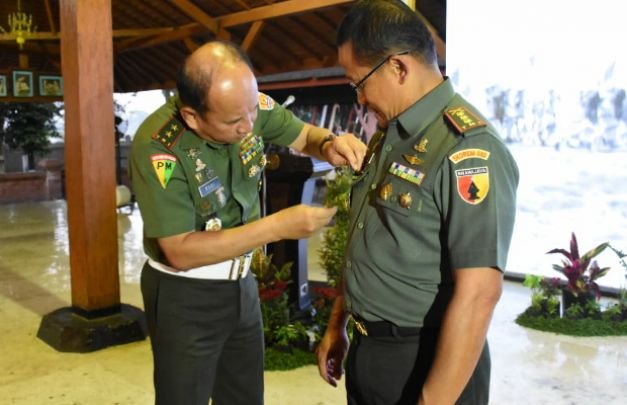 Foto: penyemaatan pin Polisi Militer oleh Danpuspomad ke Danrem.