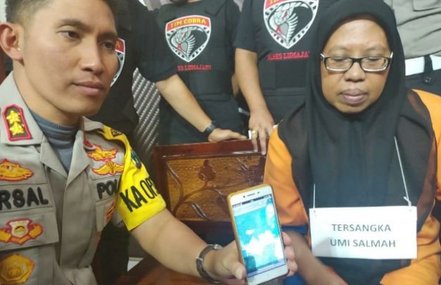 Foto: Kapolres Lumajang menunjukkan bukti dihadapan awak media