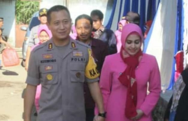 Foto: Kapolres Jember, AKBP Kusworo Wibowo bersama istri