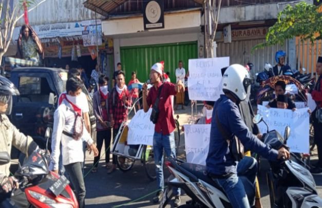 Foto: puluhan aktivis KOMPAK saat menggelar aksi demo