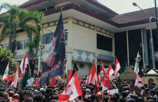 Foto: Ratusan Mahasiswa Jember saat melakukan aksiunjuk rasa