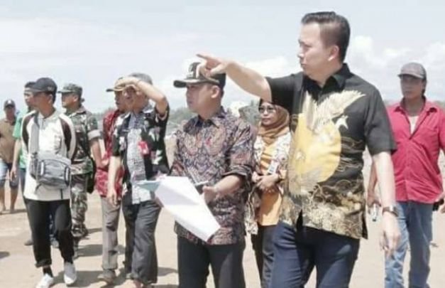 Foto: Bupati Lumajang H. Thoriqul Haq (memegang kertas), saat mendadang