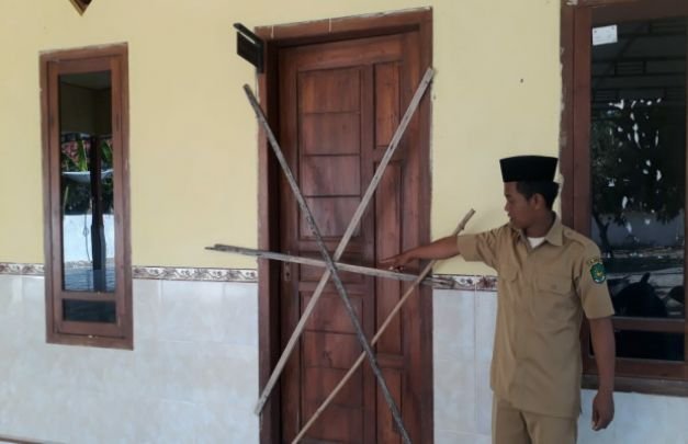 Foto: Salah satu perangkat desa menunjukkan salah satu ruangan yang bobol pencuri.