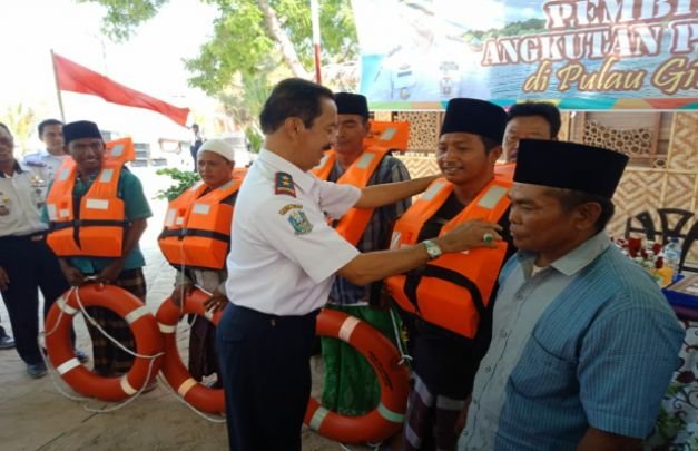 Foto: Fattah Yasin saat memberikan bantuan pada masyarakat kepulauan di sumenep
