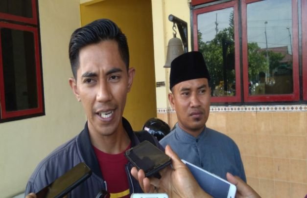 Foto : Lukman Hakim pengacara sebelah kiri,  bersama pelapor Syaiful Arifin sebelah kanan di Polres Sampang
