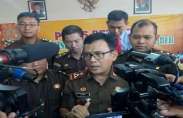 Foto: Kajari Jember saat diwawancarai awak media