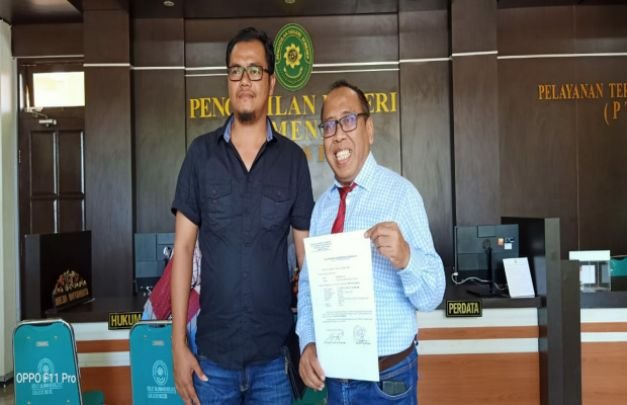 Foto: Masduki Rahmad bersama Penasehat hukumnya saat mengajukan Pra Peradilan Polda Jatim ke PN Sumenep