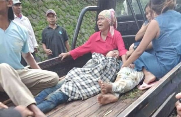 Foto: proses evakuasi dua sejoli yang terjatuh dari tebing