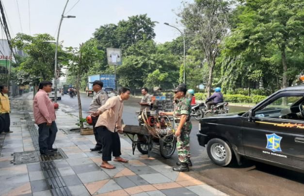 Babinsa dan  Satpol PP Pabean Cantian saat PKL Nakal 