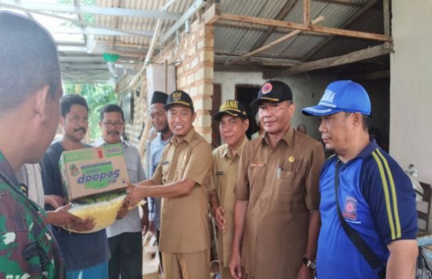 Foto: Wakil Bupati Pamekasan Saat Serahkan Bantuan Sembako Kepada Warga
