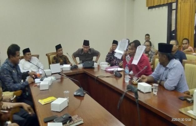 Foto : Beberapa LSM, Camat dan enam lurah  melakukan audiensi di DPRD Sampang