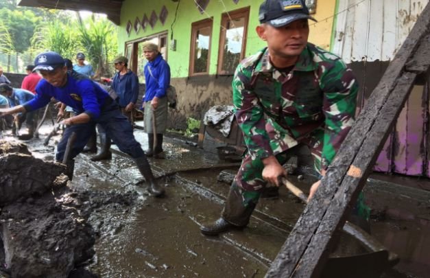 Foto : Dandim 0822 Letkol Inf. Jadi, SIP saat membersihkan material lumpur sisa banjir bandang di kec. Ijen kab. Bondowoso