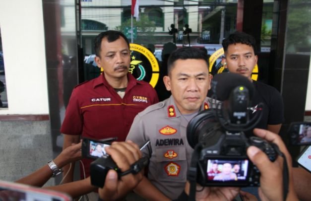 Foto: Kapolres Lumajang AKBP Adewira Negara Siregar, saat diwawancarai awak media