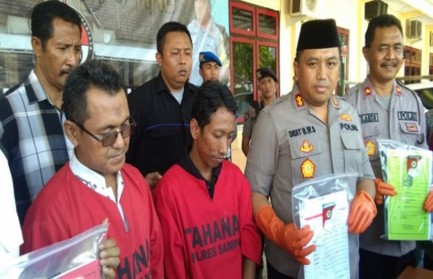 Foto : Dua tersangka ambruknya SDN 2 Samaran Sampang