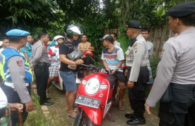 Foto: pelaku pencurian dompet saat akan diamankan polisi