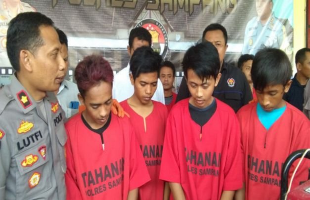 Foto : empat pelaku pembobolan sebuah toko diamankan Polres Sampang