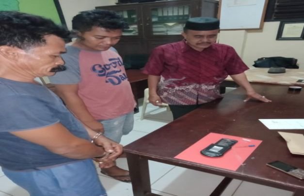 Foto: Tersangka sabu saat digelandang ke Mapolsek ganding