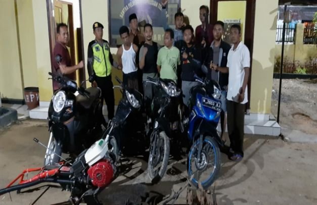 Foto: Tiga Pelaku Saat Diamankan di Polsek Waru